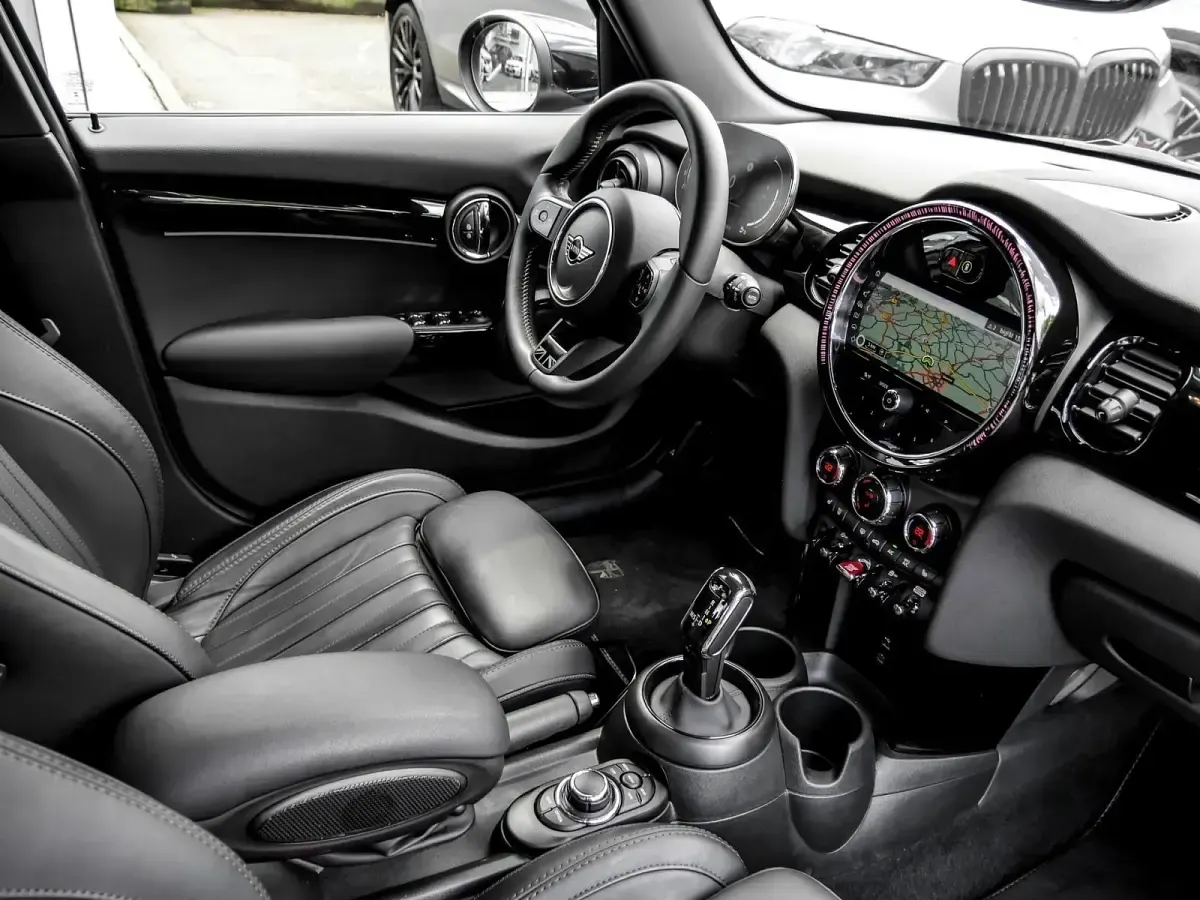Gebraucht Mini Cooper 136 PS (100 kW) 2023 Schwarz Kleinwagen