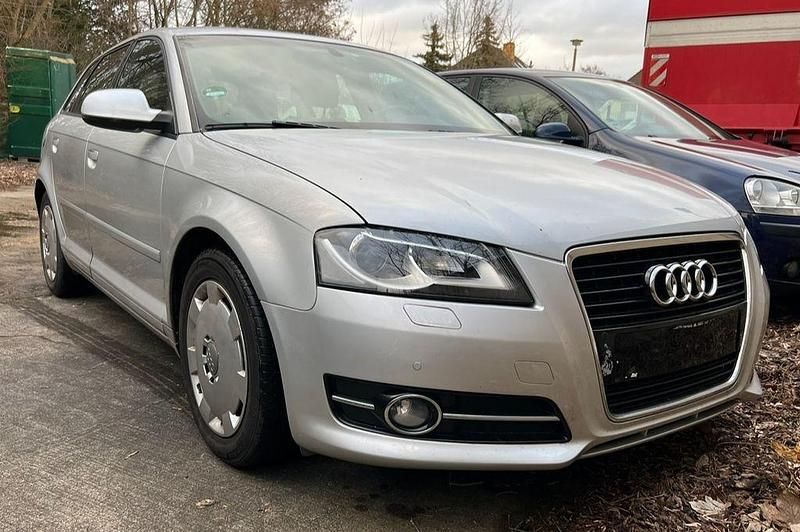 Silber Gebraucht 2012 Audi A3 Sportback Ambition Limousine | 7.300 € (Superpreis) - Bild 1/4