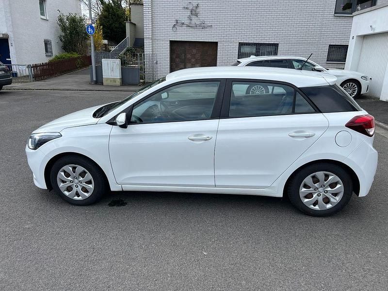 Gebraucht Hyundai i20 75 PS (55 kW) 2018 Weiß Limousine
