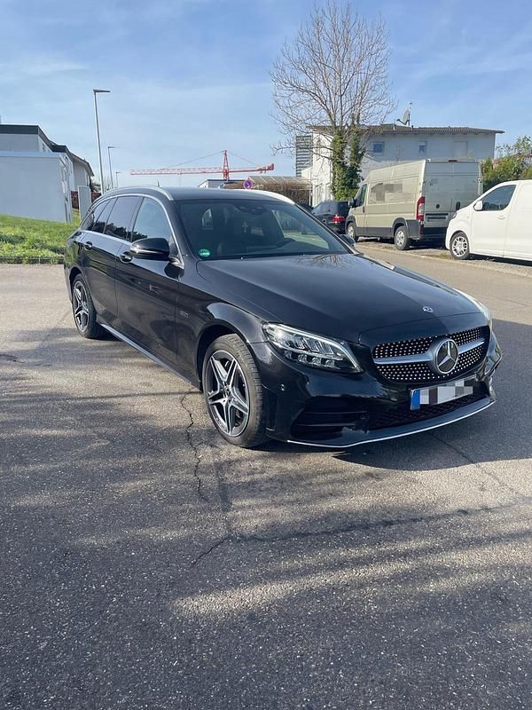 Schwarz Gebraucht 2020 Mercedes C300e AMG line Kombi | 25.200 € (Fairer Preis) - Bild 1/4