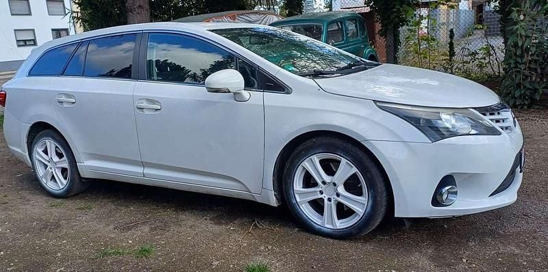 Gebraucht Toyota Avensis Edition 150 PS (110 kW) 2014 Weiß Kombi