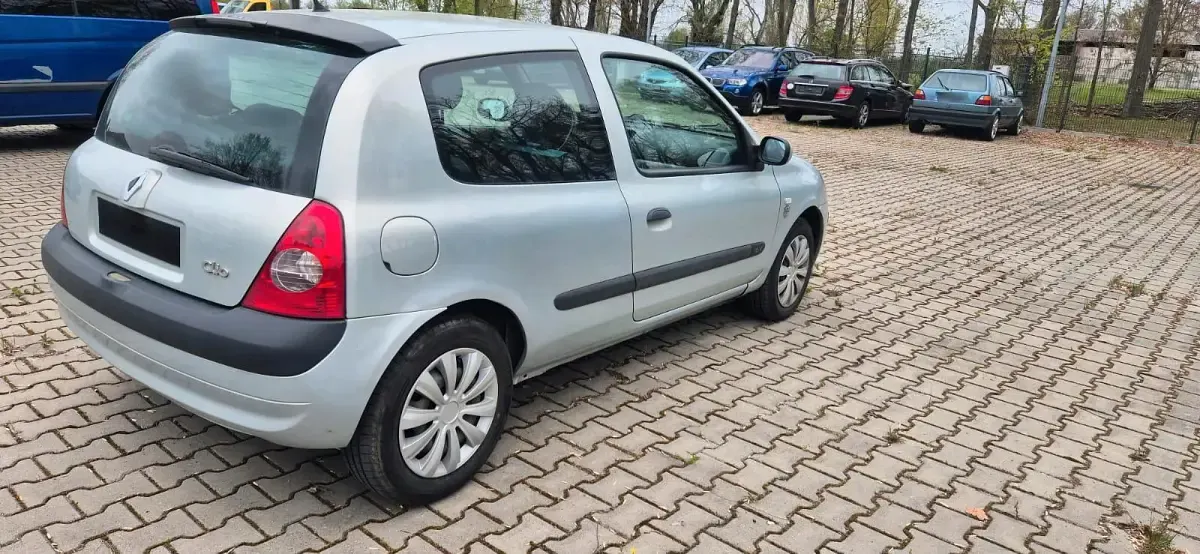 Gebraucht Renault Clio II 75 PS (55 kW) 2003 Silber Kleinwagen
