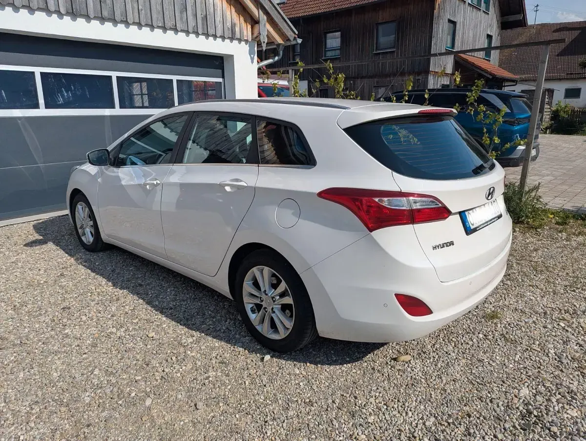 Gebraucht Hyundai i30 Intro Edition 110 PS (80 kW) 2012 Weiß Kombi