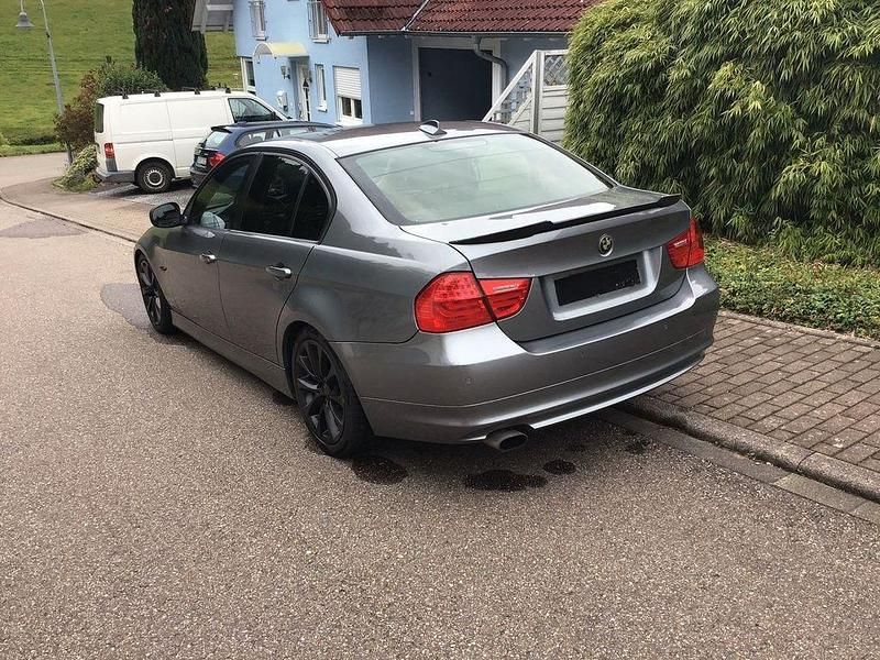 Gebraucht BMW 320 170 PS (125 kW) 2009 Grau Limousine