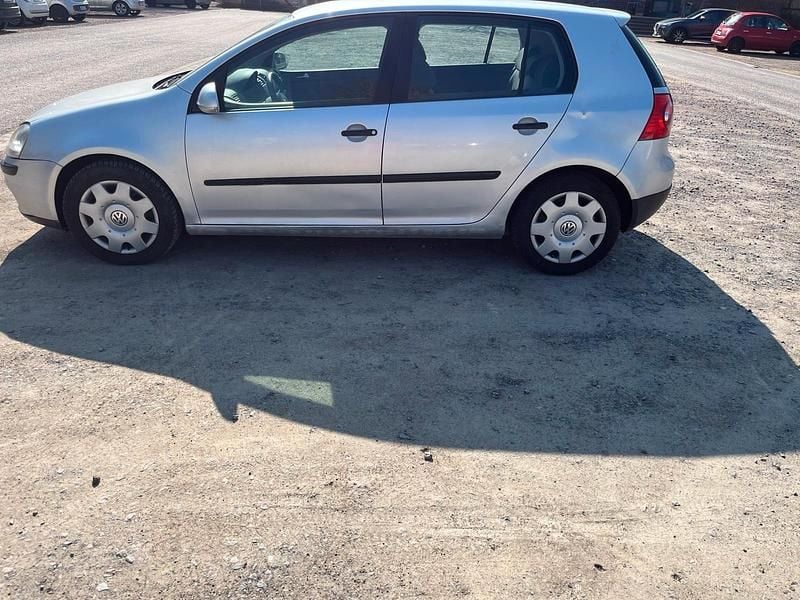 Gebraucht VW Golf V 105 PS (77 kW) 2004 Silber Kleinwagen