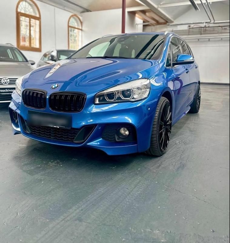 Blau Gebraucht 2017 BMW 220 Gran Tourer M Sport Van / Kleinbus | 16.300 € (Teuer) - Bild 1/4