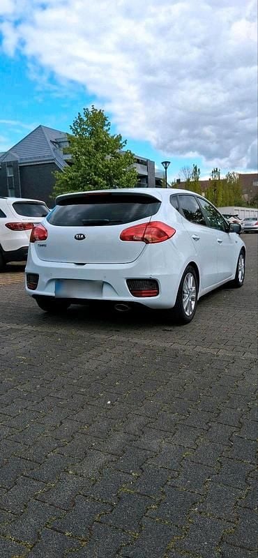 Usado Kia Ceed 101 HP (74 kW) 2018 Branco Citadino