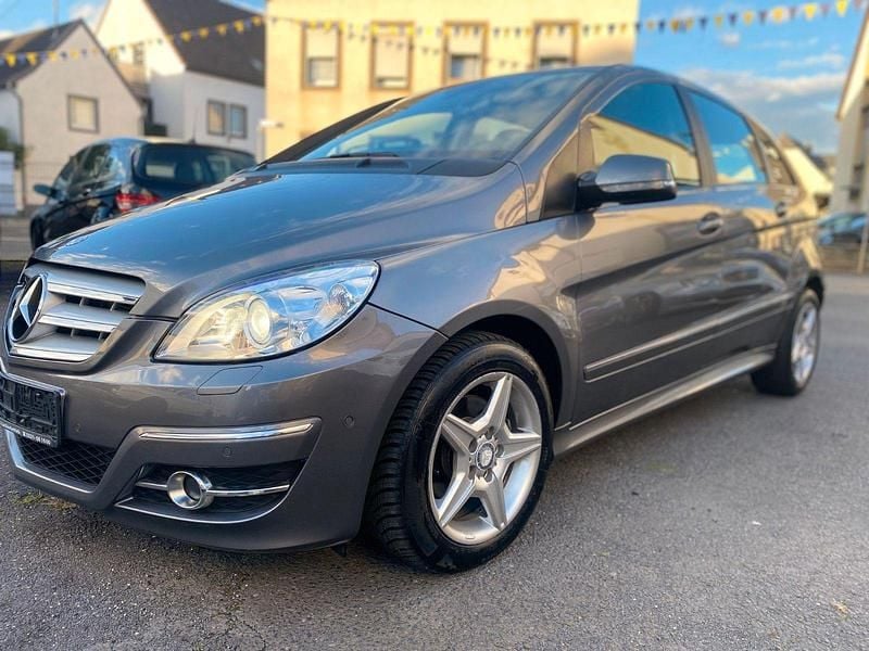 Grau Gebraucht 2011 Mercedes B200 Van / Kleinbus | 6.300 € (Guter Preis) - Bild 1/4