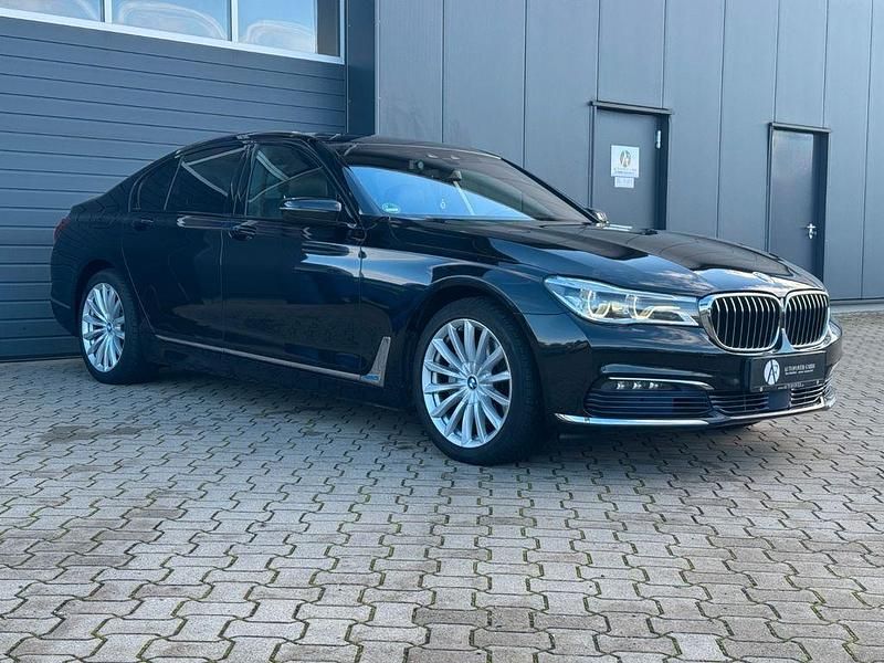Gebraucht BMW 730 265 PS (194 kW) 2016 Saphirschwarz Limousine