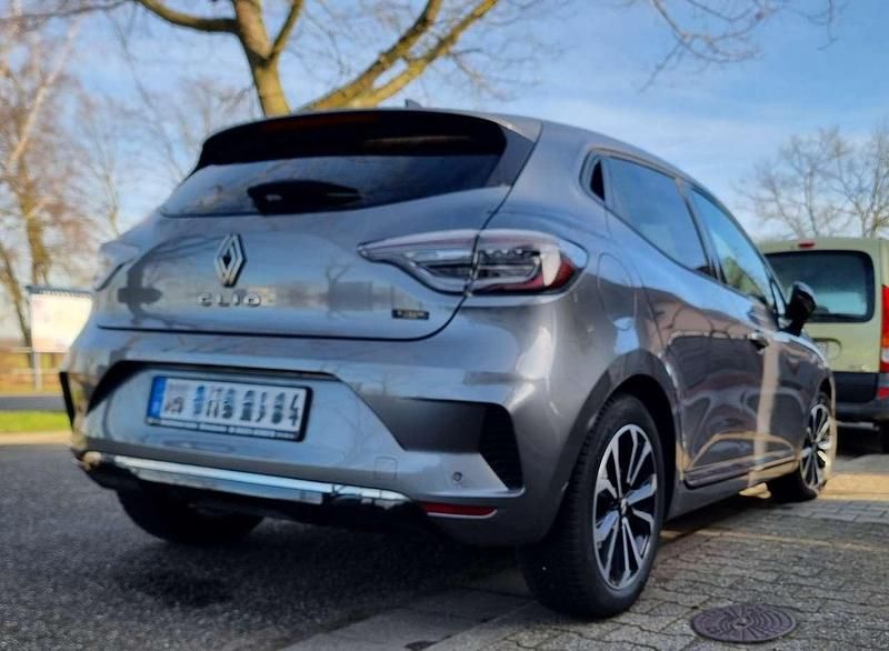 Gebraucht Renault Clio V Techno 94 PS (69 kW) 2023 Grau Limousine