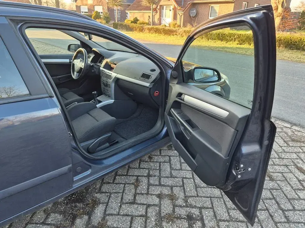 Gebraucht Opel Astra 140 PS (102 kW) 2009 Limousine