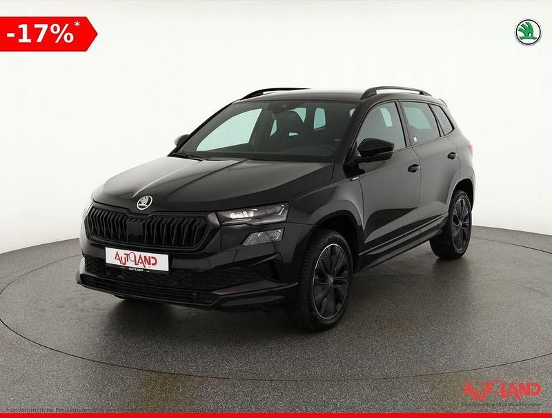 Schwarz Neu 2025 Skoda Karoq SportLine SUV | 37.890 € (Fairer Preis) - Bild 1/4