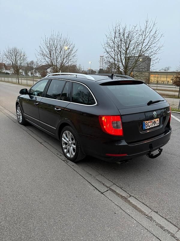 Gebraucht Skoda Superb 170 PS (125 kW) 2012 Schwarz Kombi