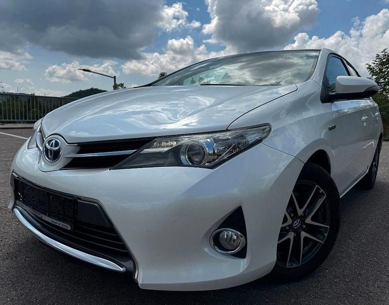 Weiß Gebraucht 2014 Toyota Auris Hybrid Life+ Limousine | 7.600 € (Superpreis) - Bild 1/4