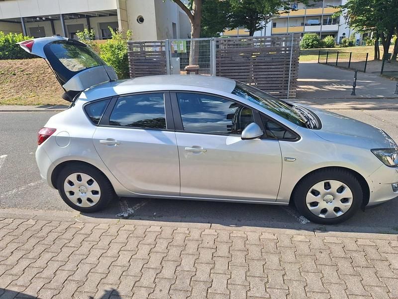 Silber Gebraucht 2010 Opel Astra Kleinwagen | 4.100 € (Fairer Preis) - Bild 1/4