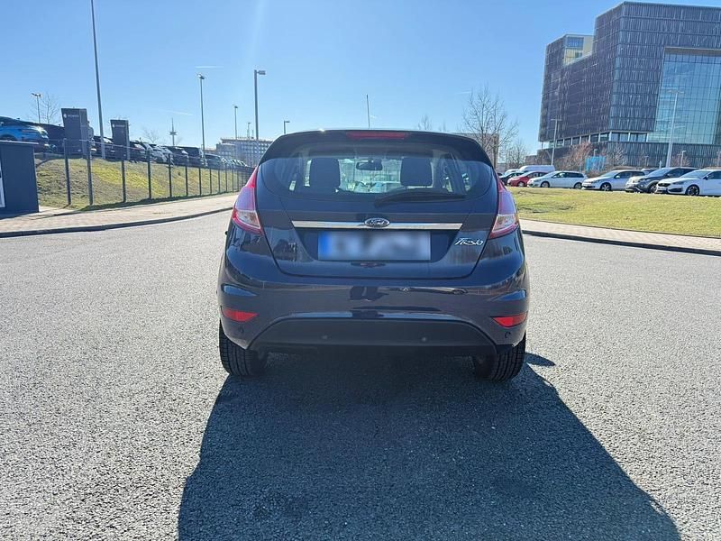 Gebraucht Ford Fiesta 80 PS (58 kW) 2014 Blau Kleinwagen