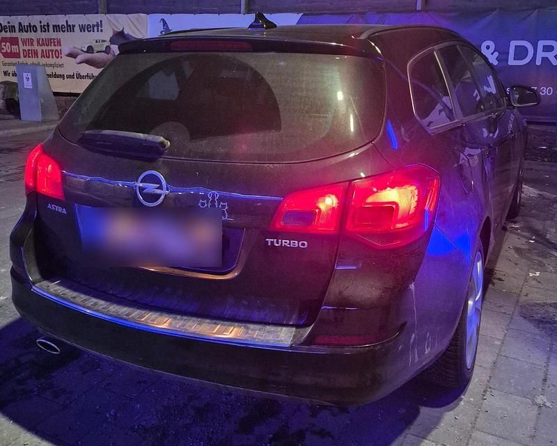 Gebraucht Opel Astra 140 PS (102 kW) 2011 Schwarz Kombi