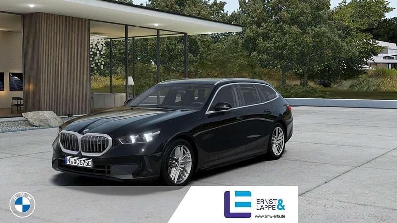 Black sapphire Neu 2025 BMW i5 Sport Line Kombi | 63.190 € - Bild 1/4