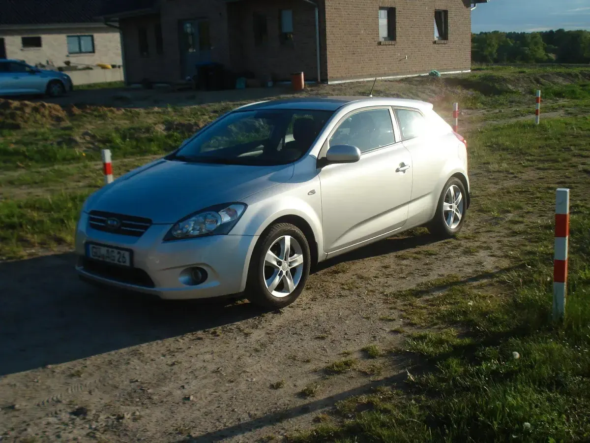 Używany Kia Ceed 90 KM (66 kW) 2010 Srebrny Hatchback