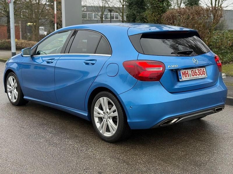 Gebraucht Mercedes A180 Business 122 PS (89 kW) 2016 Blau Limousine