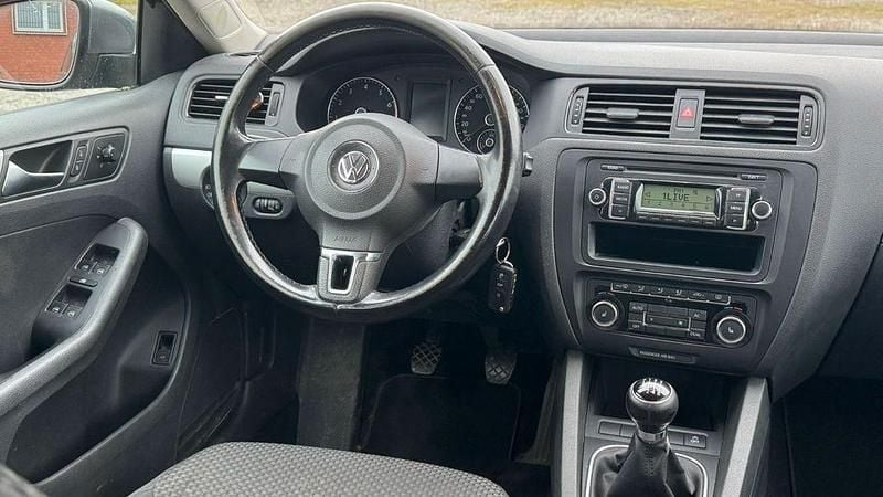 Gebraucht VW Jetta 105 PS (77 kW) 2011 Grau Limousine