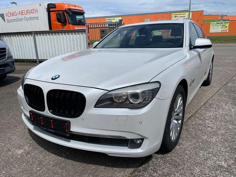 Weiß Gebraucht 2009 BMW 730 Sport Line Limousine | 11.299 € (Guter Preis) - Bild 1/4