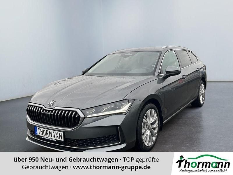 Neu Skoda Superb Selection 193 PS (141 kW) 2025 Graphitegrau metallic Kombi