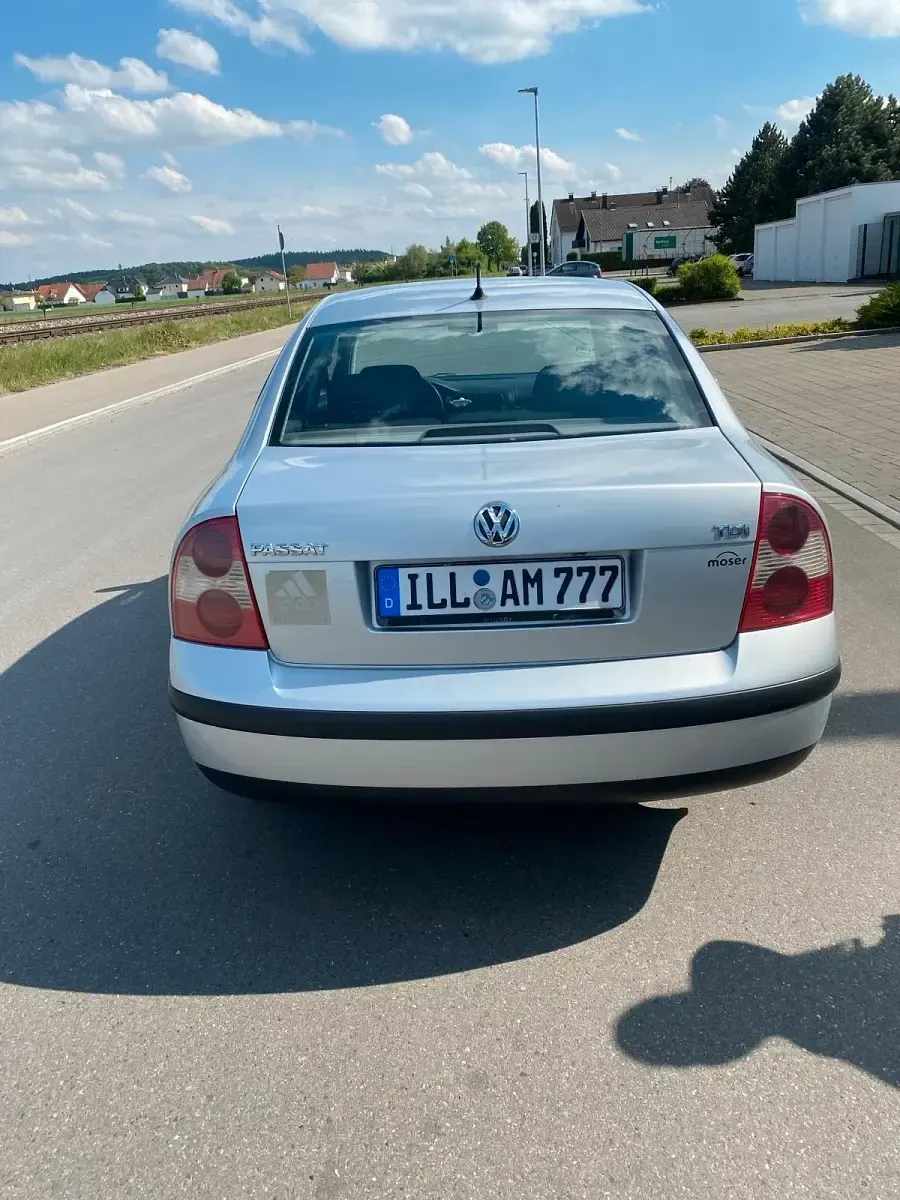 Second-hand VW Passat 101 CP (74 kW) 2001 Argintiu Berlinǎ