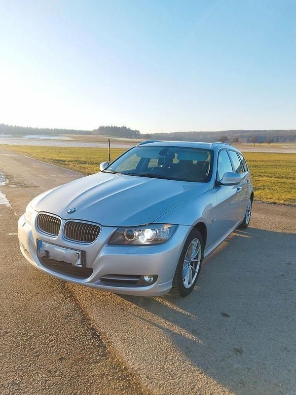 Silber Gebraucht 2011 BMW 320 Exclusive Kombi | 8.499 € (Etwas zu teuer) - Bild 1/4