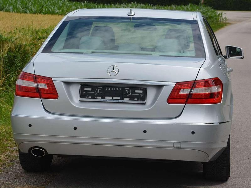 Polarsilber Gebraucht 2010 Mercedes E200 Elegance Limousine | 9.400 € (Fairer Preis) - Bild 1/4