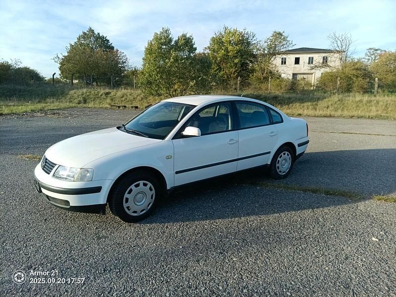 Weiß Gebraucht 1999 VW Passat Limousine | 1.050 € (Fairer Preis) - Bild 1/4