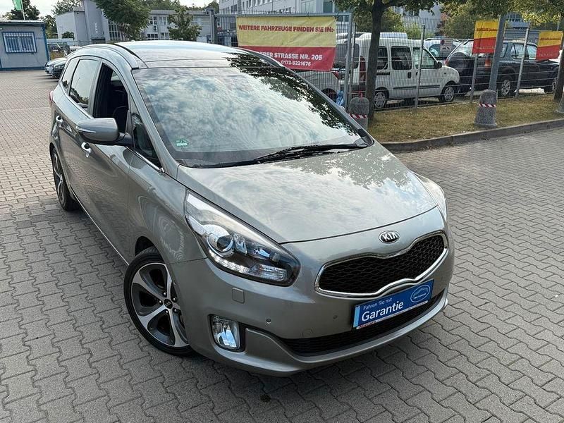 Camden beige Gebraucht 2015 Kia Carens Spirit Van / Kleinbus | 12.850 € (Fairer Preis) - Bild 1/4