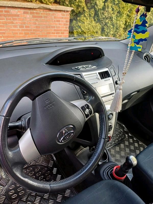 Gebraucht Toyota Yaris 82 PS (60 kW) 2009 Weiß Kleinwagen