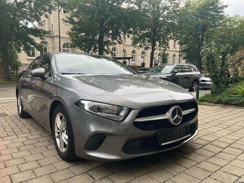 Grau Gebraucht 2019 Mercedes A180 Style Limousine | 21.000 € (Fairer Preis) - Bild 1/4