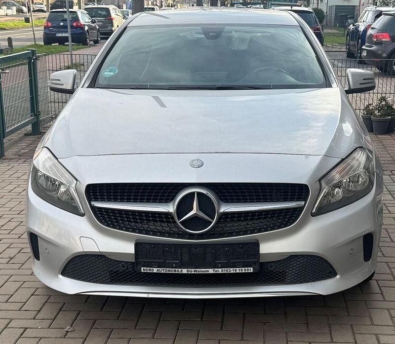 Silber Gebraucht 2016 Mercedes A180 Edition Limousine | 11.000 € (Guter Preis) - Bild 1/4