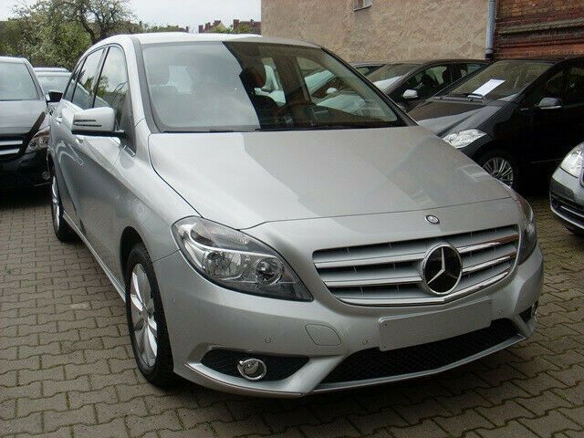 Silber Gebraucht 2014 Mercedes B180 Van / Kleinbus | 10.990 € (Guter Preis) - Bild 1/4