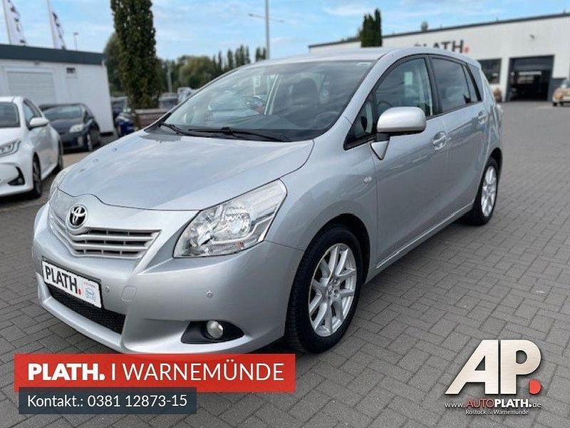 Silber Gebraucht 2012 Toyota Verso Travel Van / Kleinbus | 10.690 € (Etwas zu teuer) - Bild 1/4