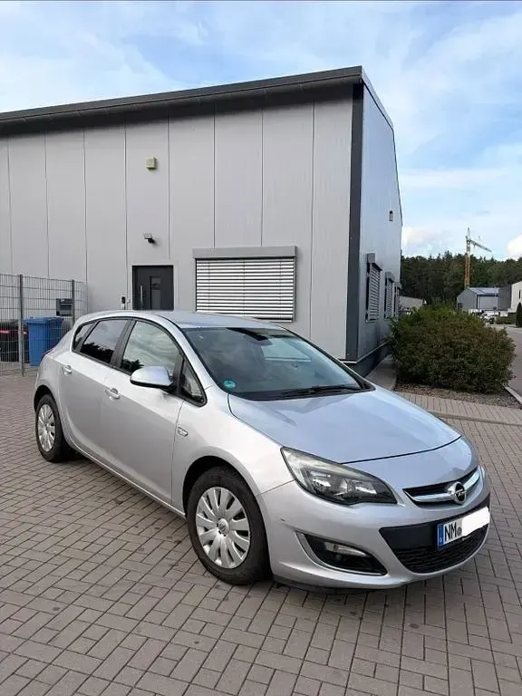 Gebraucht Opel Astra Edition 140 PS (102 kW) 2012 Silber Limousine