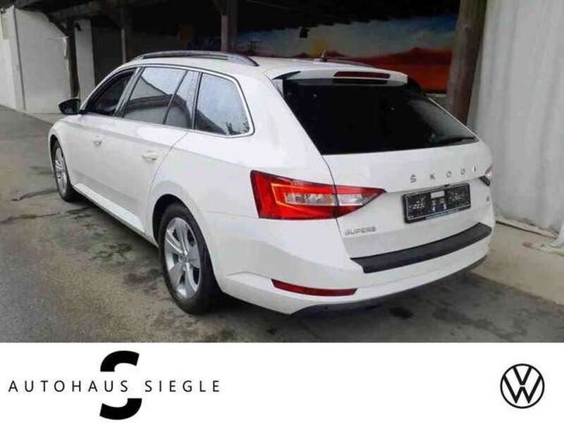 Weiss Gebraucht 2020 Skoda Superb Ambition Kombi | 25.286 € (Etwas zu teuer) - Bild 1/4