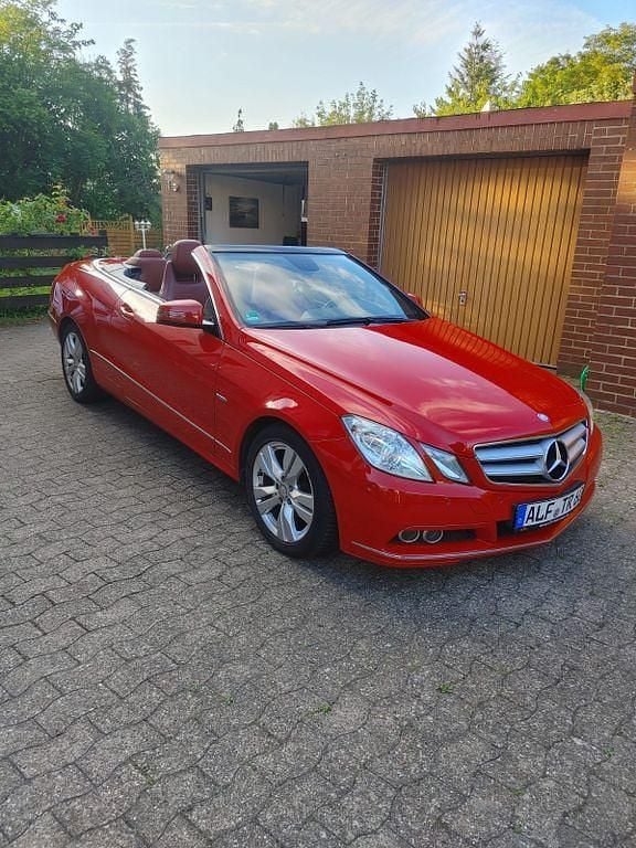 Gebraucht Mercedes E200 Elegance 184 PS (135 kW) 2011 Rot Cabrio