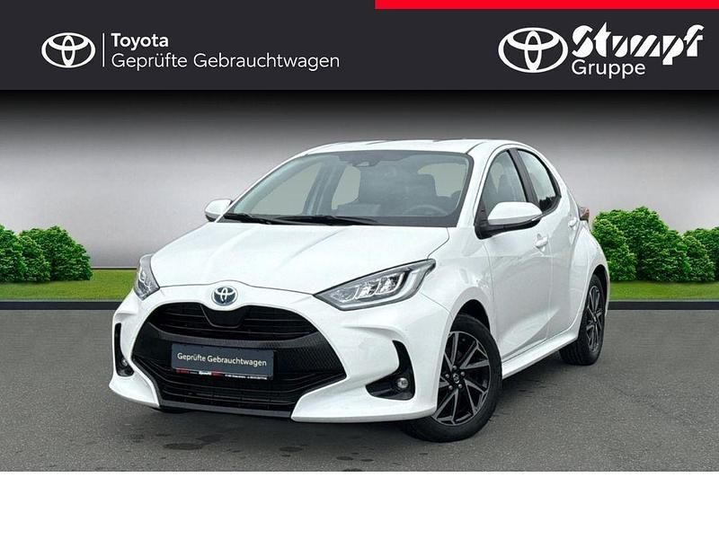 Schneeweiß Gebraucht 2023 Toyota Yaris Hybrid Basis Limousine | 19.630 € (Guter Preis) - Bild 1/4