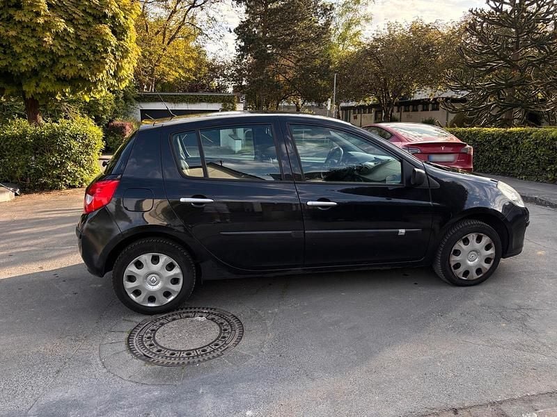 Second-hand Renault Clio II 75 CP (55 kW) 2009 Negru Berlinǎ