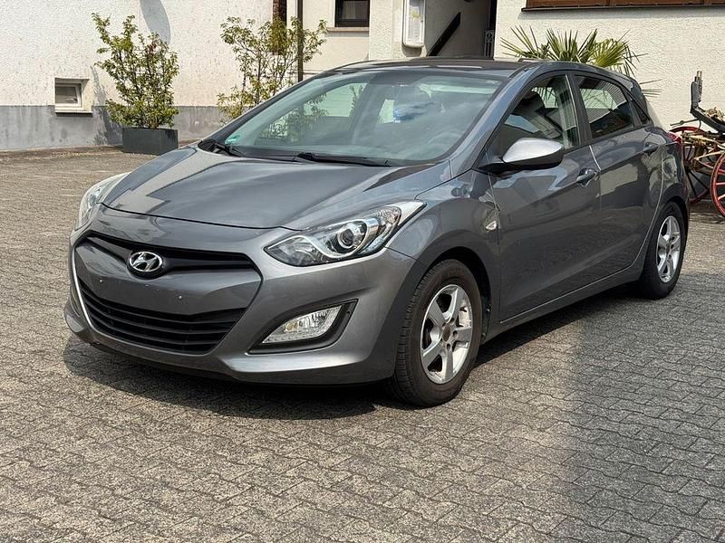 Grau Gebraucht 2013 Hyundai i30 Classic Limousine | 4.499 € (Guter Preis) - Bild 1/4