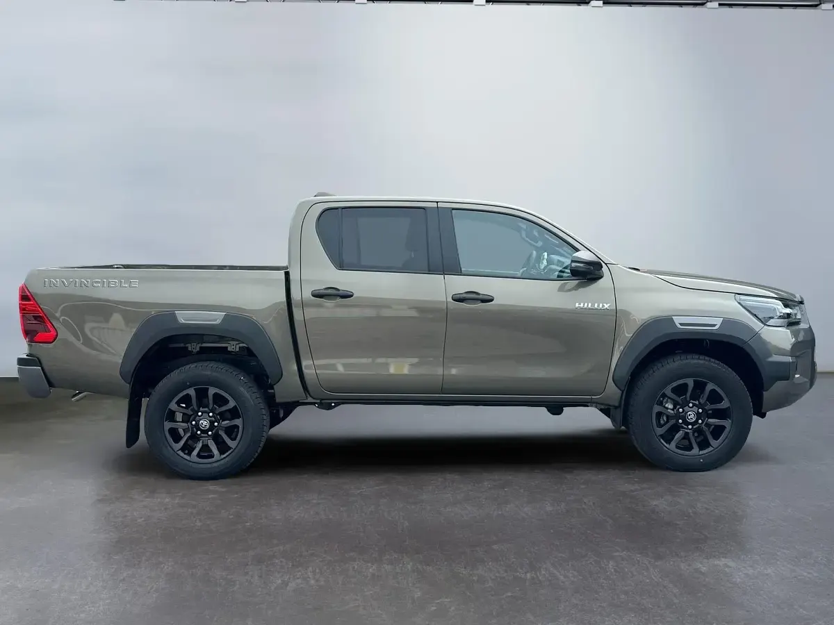 Neu Toyota HiLux 204 PS (150 kW) 2026 Bronze metallic Pickup