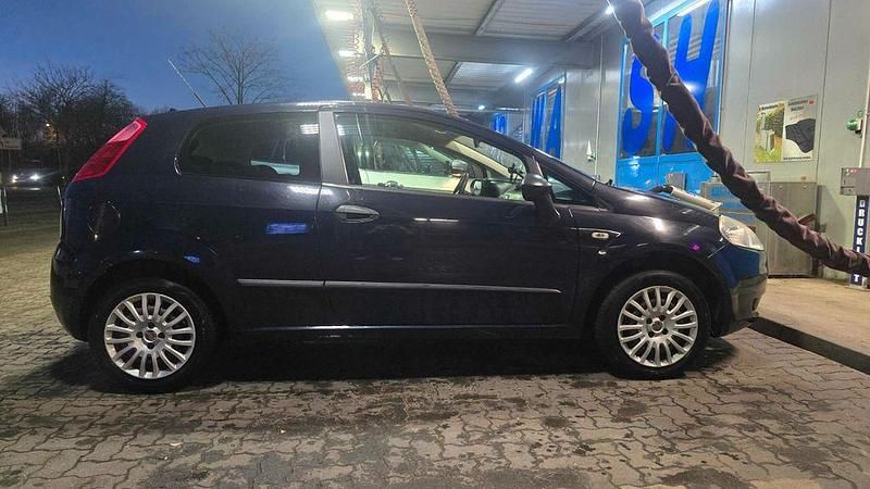 Blau Gebraucht 2009 Fiat Punto Active Limousine | 2.199 € (Etwas zu teuer) - Bild 1/4