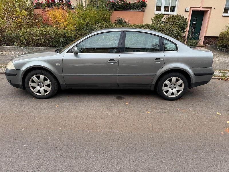 Grau Gebraucht 2003 VW Passat Limousine | 1.950 € (Guter Preis) - Bild 1/4