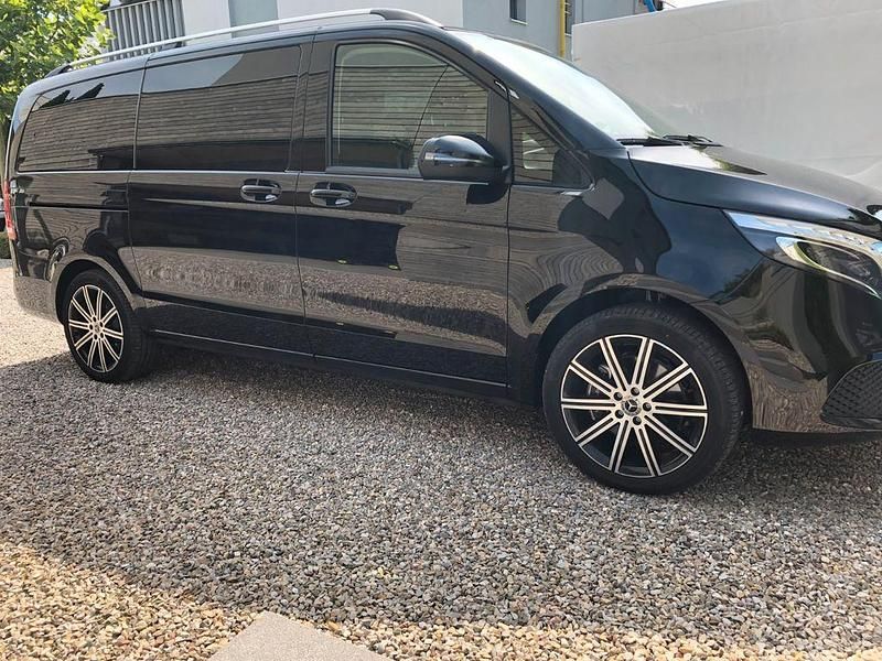 Schwarz Gebraucht 2019 Mercedes V250 Edition Van / Kleinbus | 42.900 € (Fairer Preis) - Bild 1/4