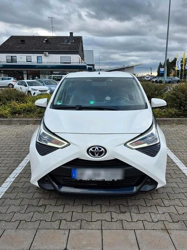 Weiß Gebraucht 2019 Toyota Aygo Play Kleinwagen | 6.900 € (Superpreis) - Bild 1/4