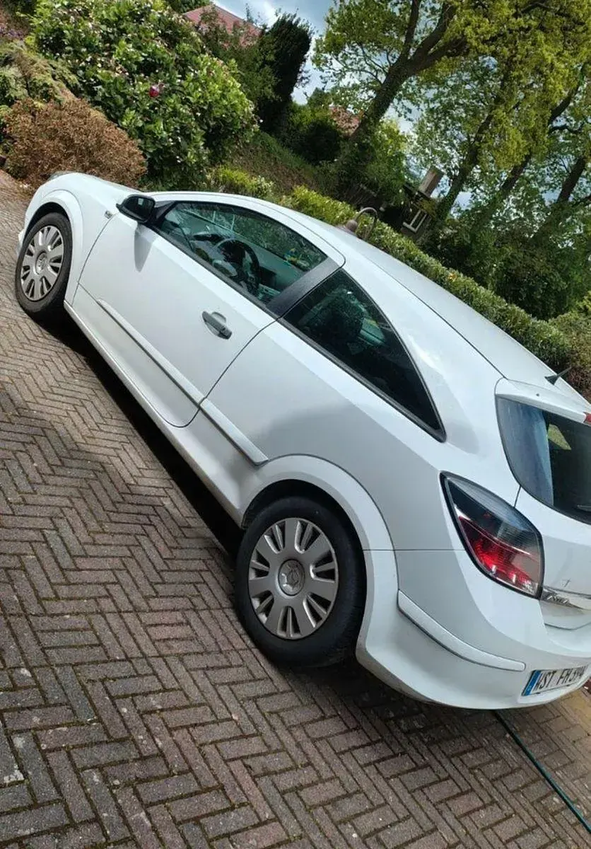 Gebraucht Opel Astra GTC Selection 90 PS (66 kW) 2009 Weiß Limousine