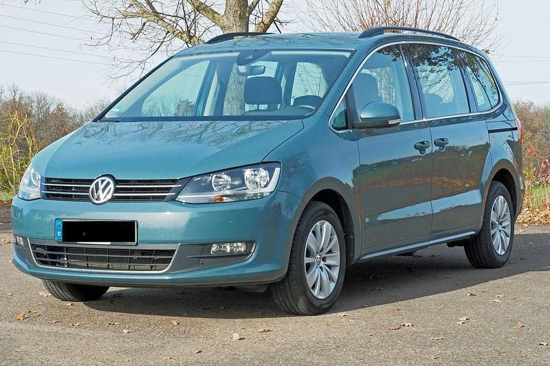 Blau Gebraucht 2022 VW Sharan Comfortline Van / Kleinbus | 25.500 € (Guter Preis) - Bild 1/4